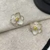 2025 novos brincos de flor simples e doces de alto padrão, brincos de temperamento, moda, luxo, brincos Joker, brincos atacado