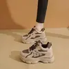 Zapatos planos de plataforma para aumentar la altura, nueva colección otoño 2026, zapatillas gruesas de cuero populares, zapatillas deportivas casuales para mujeres bajitas