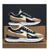 Liquidación de tallas agotadas y rebajadas de zapatillas deportivas de cuero suave para hombre. Estos zapatos casuales y versátiles cuentan con una suela suave, parte superior de piel y están diseñados para ser antideslizantes, resistentes al desgaste e impermeables.