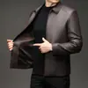 Jaqueta de couro Haining, novo estilo outono e inverno para homens, jaqueta de couro com lapela fashion para meia-idade, casaco de couro quente com forro de fleece, roupas masculinas