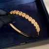 Pulsera de Cadena de Mano con Estrella Radiante de Circonio Ovalado Chapada en Oro Real de 18k Moda Transfronteriza Europea y Americana Cadena de Mano de Lujo Ligero Sensación de Alta Gama Joyería para Manos
