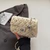 Bolso Cuadrado Pequeño Sencillo con Cadena de Diamantes, Estilo Chanel Nuevo de Verano para Mujer, Pequeño para el Trabajo Acolchado Brillante Bolso 2025
