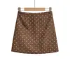 Q195-26 Outono Estilo Coreano cintura alta, alonga as pernas, mini saia evasê de camurça sintética com bolinhas e shorts embutido