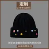 Chapéu de Tricô Colorido com Botões Artesanais para Menina Doce Retrô Chapéu de Lã Quente Outono Inverno Faz o Rosto Parecer Menor Versátil Chapéu para Frio para Mulheres Fonte Personalização