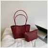 Bolsa de mão texturizada de nicho transfronteiriça, bolsa cesta tecida fashion, nova bolsa tote super popular de grande capacidade para ombro e axila