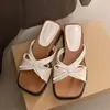 Sandálias brancas slip-on retrô da moda para mulheres, novo modelo de verão 2026, que aumentam a altura, adequadas para combinar com saias, sandálias de sola grossa