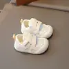 Zapatos de Caminar Calados para Niños 2025 Verano Nuevo Estilo Mallas Finas para Niñas Zapatos Planos de Malla para Bebés Suela Suave