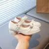 Zapatos de tacón alto pequeños de cuero elegantes para niñas 2026 verano y otoño nueva moda zapatos Mary Jane de tacón grueso poco profundos con pedrería