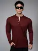 Camiseta Henley de Manga Larga para Hombre en Lyocell con Letras en el Hombro, Corte Ligeramente Ajustado, Top Texturizado para Hombre como Capa Base