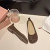 Mocassins de camurça com bico redondo, estampa de leopardo, para primavera e outono, versáteis, moda 2026, slip-on, sapatos baixos sem cadarço para mulheres