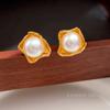 Aretes de diseño irregular de nicho con aguja de plata S925 chapados en oro real, moda retro simple, aretes de perlas para mujer 2529