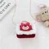 2026 Invierno Nuevo Modelo Bolsa de Año Nuevo Oso Fresa de Dibujos Animados Peluche Bolso de Hombro Cruzado para Niñas Bolso de Mano para Sesión de Fotos