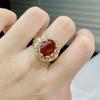 Anillo Italiano Vintage con Textura Cepillada y Tallado en Oro Artesanal Rubí Rupia Anillo Antiguo de Oro Bicolor con Corona