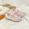 Zapatos ligeros de malla para mujer, nuevos populares de verano 2026, zapatos blancos transpirables, zapatillas casuales de malla