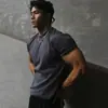 Camiseta masculina branca com manga dobrada para fitness e esportes de verão, com ombro de corte reto, mangas curtas, estilo americano resistente, gola pequena, adequada como camada base.