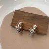 Pendientes Minimalistas Únicos y Sofisticados con un Diseño Sencillo y Versátil que Presentan Perlas de Saturno