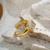 Anillo Grande de Diamante Dorado Lele Jewelry Anillo de Diseño Moderno Elegante Sencillo para Mujeres Anillo de Compromiso para el Trabajo