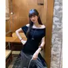 Foto Real # Camiseta Lisa de Manga Curta com Gola Alta para Mulheres, Novo Estilo Primavera 2026, Corte Justo, Valoriza a Silhueta, Estilo Puro Desejo, Marca a Cintura.
