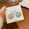 Pendientes de Copo de Nieve de Lujo de Invierno en Cobre Microincrustado con Circonita y Pompones para Mujer con Ganchos de Plata, Elegantes y Atmosféricos Pendientes de Colección para Viajar