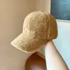Gorro Bordado de Lana de Cordero Cálido para Otoño e Invierno para Mujer, Ala Plana de Moda Versátil Gorra de Béisbol para Protección contra el Frío para Parejas
