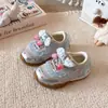 Zapatos casuales de malla transpirable para niñas, nueva colección primavera/verano 2026, zapatos de princesa infantiles con tema de cereza, tallas medianas y grandes, zapatillas deportivas