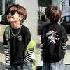 Camisa base infantil estilosa de manga longa, imitação de duas peças, nova versão coreana outono 2026, camiseta interna estampada para meninos