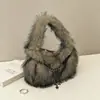2026 Nova Bolsa de Ombro Cruzada Tendência Menina Picante Moda Nicho Simples Versátil Corrente Pelúcia Bolsa de Mão