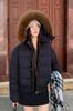 Chaqueta Corta de Invierno de Algodón con Relleno de Plumón, Cuello Grande de Piel y Capucha para Mujer, Estilo Caliente 2025, Gama Alta, Adelgazante, Cálida, para Figuras Pequeñas