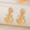 Pendientes de concha repujada de moda de venta caliente transfronteriza adecuados para que las mujeres los usen en vacaciones diarias en la playa