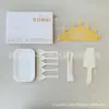 Juego de regalo de vajilla desechable para pasteles, juego de cinco piezas para fiestas de repostería, incluye cubiertos de plástico reforzado, platos de papel, velas y sombreros