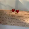Aretes de Zirconia Rojos en Forma de Corazón para Mujer, Nuevo Modelo 2025, Exquisitos de Lujo Ligero, Sensación de Alta Gama, Aretes Compactos, Accesorios de Oreja Versátiles de Moda