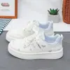 Design de Nicho Malha Respirável Solado Grosso Estilo de Rua Sapatos Brancos Feminino 2026 Verão Novo Ins Estilo Coreano Versátil Tênis de Plataforma