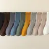 Meias Primavera e Outono Meias de Cano Médio Absorventes de Suor, Resistentes ao Desgaste, Desodorantes Meias Esportivas Cor Sólida Meias de Estudante Meias Sociais Masculinas Casuais e Versáteis