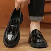 Sapatos masculinos de couro de ponta larga, sola grossa, com aumento de altura, de tamanho grande, para uso transfronteiriço; mocassins casuais brilhantes de couro envernizado, com salto grosso e moderno, sapatos da moda para cabeleireiros