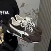 Estilo retro de nicho, efecto adelgazante, zapatillas de entrenamiento alemanas de cuero genuino para mujer, nueva colección de verano 2026, diseño calado, malla transpirable, zapatillas deportivas casuales