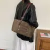 Bolso tote, bolso ligero de lujo para el commute, estilo nuevo, casual y a la moda, gran capacidad, diseño con tachuelas, bolso de un solo hombro 2026