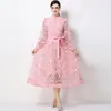 Foto Real de um Vestido Romântico Estilo Francês com Bordado Floral Tridimensional, Gola Alta, Mangas Longas, Acinturado, Vestido Elegante e Emagrecedor de Corte A