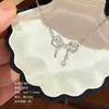 Collar con colgante de lazo de cobre ecológico con circonita de doble capa, versátil como cadena para la clavícula para el uso diario