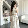 Conjunto de T-shirt cropped curta feminina de verão + saia longa floral, um look super moderno, conjunto completo para vendas transfronteiriças
