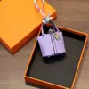 Colgante de minibolso de cesta, llavero de coche de cuero de alta calidad, funda para auriculares, decoración creativa para coche, venta al por mayor