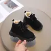 Novos estilos de outono e inverno de botas Martin infantis, com forro de fleece, design unissex, botinhas estilo britânico e botas de couro quentes e antiderrapantes para bebês.