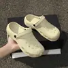 Zuecos de Suela Gruesa Nuevos para Hombre 2026, Chanclas Cerradas Transpirables Antideslizantes para Exteriores de Verano, Sandalias de Playa Resistentes al Agua y para Conducir