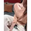 Tejido de punto peludo rosa retro con cuello en V para mujer en otoño, nueva moda de alta gama, tejido versátil perezoso y relajado