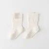 Calcetines para bebé para otoño e invierno, hechos de forro polar de coral, extra gruesos y cálidos, unisex, para recién nacidos, con diseños de dibujos animados, construcción sin costuras y ajuste holgado alrededor de los tobillos