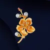 Broche de flor de ciruelo estilo Qiguo, un accesorio de moda de alta gama y exquisito para mujer, con perlas y un diseño único, perfecto para combinar con cheongsams