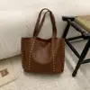 Bolsa de ombro casual retrô texturizada para o dia a dia, novo modelo de verão 2026, bolsa tote fashion de grande capacidade com tachas