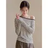 Camiseta listrada estilo francês para mulheres, perfeita para primavera e outono, modeladora, amiga da pele, com um elegante design ombro a ombro, uma linda peça para sobreposição ou como base.