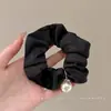 Nueva colección de scrunchies extragrandes vintage con un tacto de alta gama, que presentan pequeños estampados florales, elegantes coleteros y accesorios para el cabello