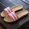 Nuevas Pantuflas de Lino para Mujer Verano Parejas Interiores Suela Gruesa Antideslizantes Hogar Dibujos Animados Pantuflas para Piso de Madera Venta al por Mayor