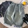 Calça Jeans Infantil Bangcheng 2026 Inverno Novo Cor Sólida Solta Para Meninos Plus Veludo Calça Casual Versátil Longa Para Crianças Pequenas